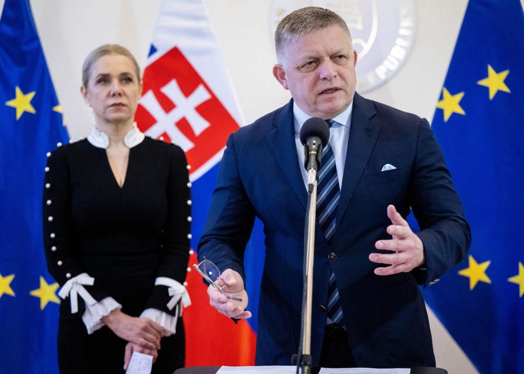 Na sn&iacute;mke zľava ministerka hospod&aacute;rstva Denisa Sakov&aacute; a predseda vl&aacute;dy Robert Fico.

FOTO: TASR/ J. Kotian