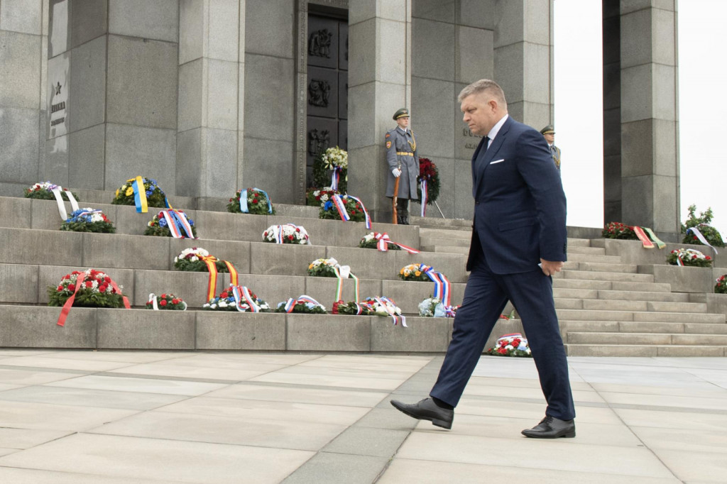 Na sn&iacute;mke predseda vl&aacute;dy Robert Fico počas kladenia vencov pri pr&iacute;ležitosti Dňa v&iacute;ťazstva nad fa&scaron;izmom na vojenskom pam&auml;tn&iacute;ku Slav&iacute;n 8. m&aacute;ja 2024 v Bratislave. FOTO: TASR/Pavel Neubauer