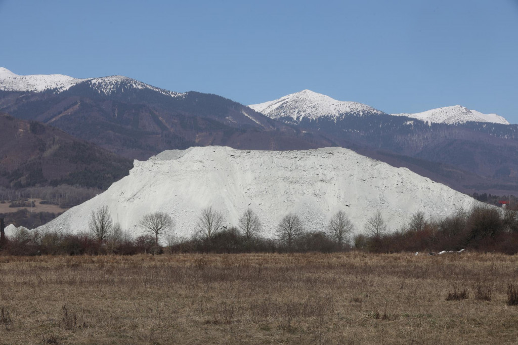 Materi&aacute;l z Vi&scaron;ňov&eacute;ho sa uložil na pozemkoch zn&aacute;mej firmy v Sučanoch. FOTO: HN/Peter Mayer