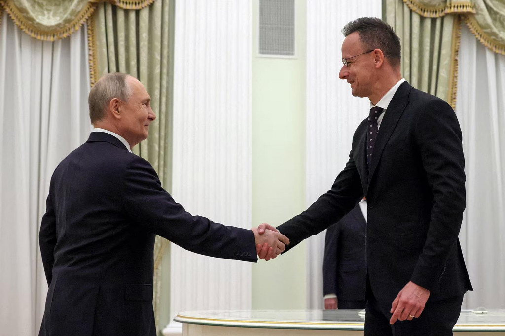 Rusk&yacute; prezident Vladimir Putin sa z&uacute;častňuje stretnutia s maďarsk&yacute;m ministrom zahraničn&yacute;ch vec&iacute; P&eacute;terom Szijj&aacute;rt&oacute;om v Moskve. FOTO: Reuters