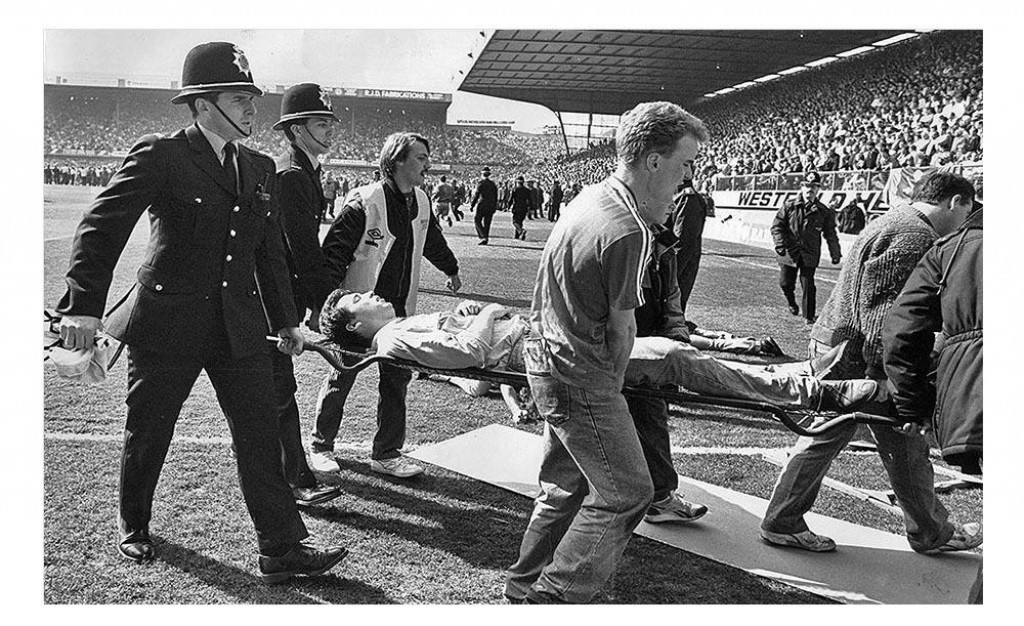 Po trag&eacute;dii na &scaron;tadi&oacute;ne Hillsborough sa do z&aacute;chrann&yacute;ch okrem zdravotn&iacute;kov a policajtov zapojili aj div&aacute;ci.