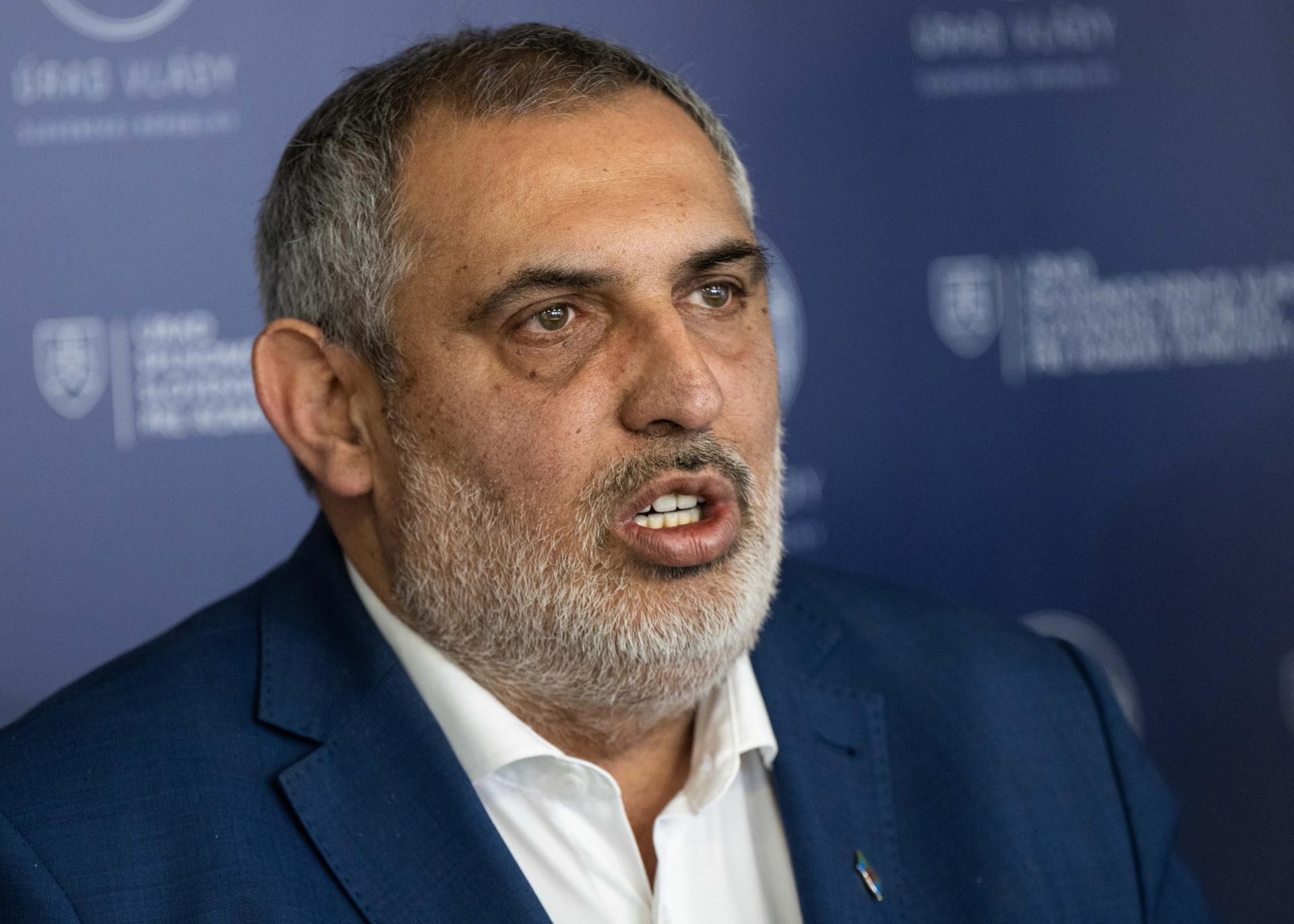 Opoz&iacute;cia upozorňuje na r&oacute;mskeho splnomocnenca Da&scaron;ka. Jeho rodina m&aacute; profitovať zo &scaron;t&aacute;tnych dot&aacute;ci&iacute;