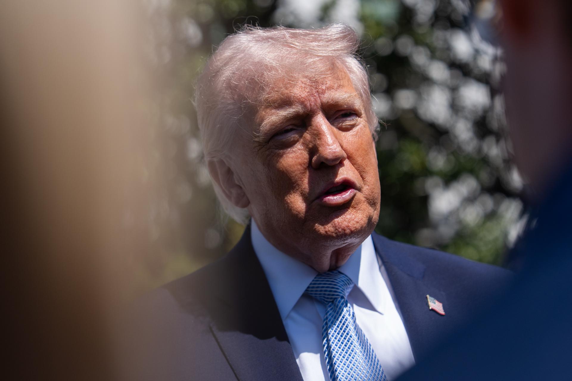 Americk&eacute; vojensk&eacute; vybavenie aj person&aacute;l zostan&uacute; na Bl&iacute;zkom v&yacute;chode, ozn&aacute;mil Trump. Ir&aacute;nu op&auml;ť hroz&iacute; &uacute;tokmi