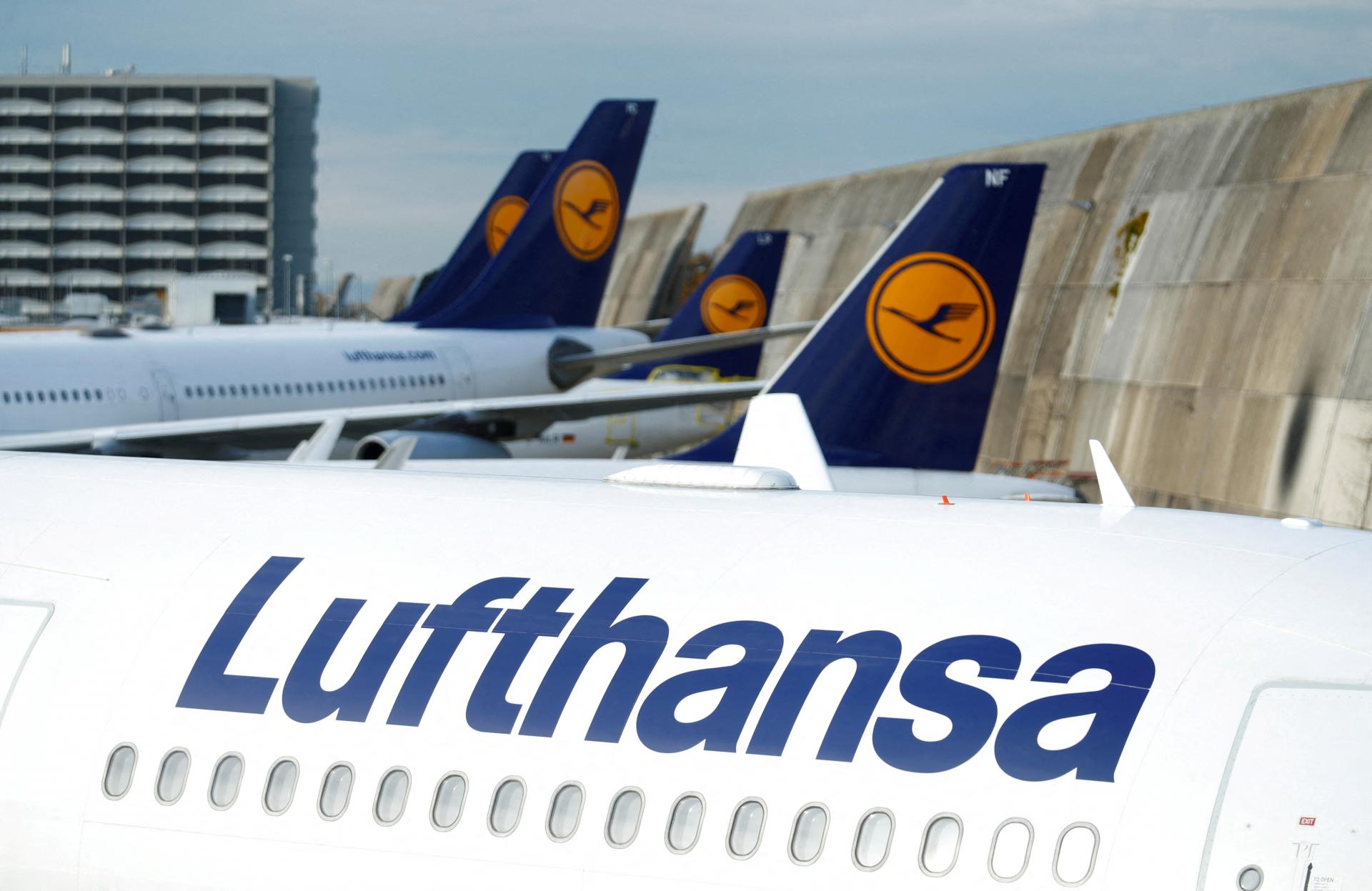 Lufthansa sa pripravuje na štrajk palubného personálu, ohlásila dodatočné lety aj nasadenie väčších lietadiel
