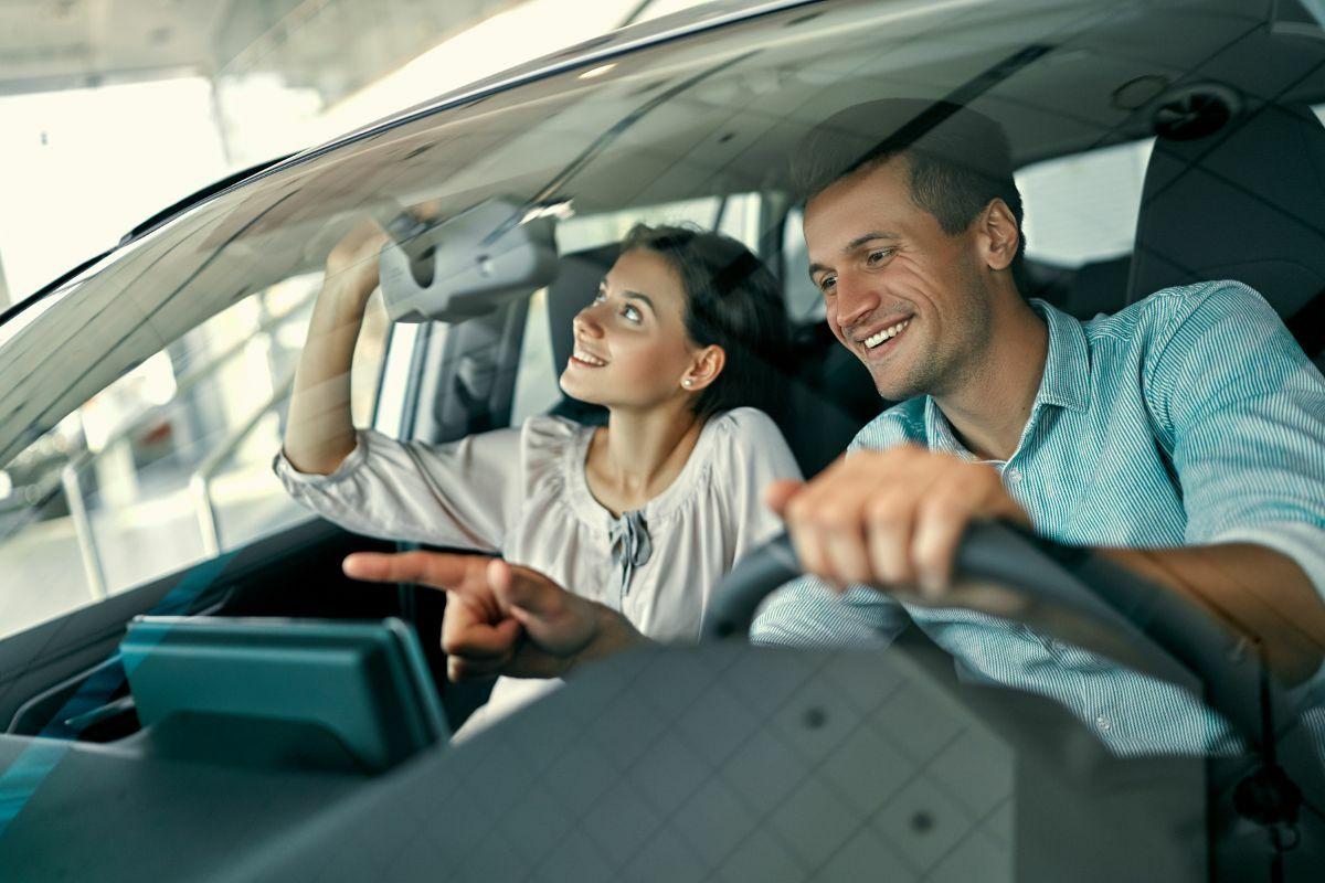 Máte na nové auto v hotovosti? Gratulujeme, ale radšej to nerobte