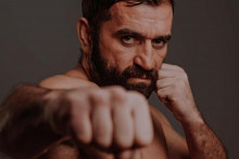 Milan Ondr&iacute;k op&auml;ť prijal ťažk&uacute; hereck&uacute; &uacute;lohu.