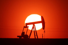Cena severomorskej ropnej zmesi Brent s dod&aacute;vkou v j&uacute;ni dosiahla do 7.24 h SEČ 97,02 dol&aacute;ra za barel. FOTO: REUTERS