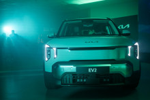 Na sn&iacute;mke predstavenie elektromobilu Kia EV2 počas sl&aacute;vnostn&eacute;ho spustenia s&eacute;riovej v&yacute;roby elektromobilu Kia EV2 v z&aacute;vode Kia Slovakia v obci Teplička nad V&aacute;hom v okrese Žilina. FOTO: TASR/Daniel Stehl&iacute;k