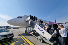 &Scaron;kandin&aacute;vske aerolinky SAS pl&aacute;nuj&uacute; zru&scaron;iť približne tis&iacute;c letov, n&iacute;zkon&aacute;kladov&yacute; dopravca Ryanair avizuje zdražovanie a česk&yacute; dopravca Smartwings zav&aacute;dza palivov&eacute; pr&iacute;platky. FOTO: TASR/Slavom&iacute;r Gregor&iacute;k