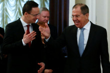 Rusk&yacute; minister zahraničn&yacute;ch vec&iacute; Sergej Lavrov a jeho maďarsk&yacute; kolega Peter Szijj&aacute;rt&oacute; (23. janu&aacute;ra 2017). FOTO: Reuters