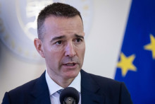 Minister &scaron;kolstva Tom&aacute;&scaron; Drucker na rokovan&iacute; vl&aacute;dy 8. apr&iacute;la. FOTO: TASR/J. Kotian