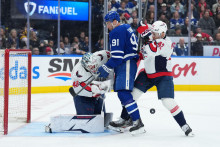 Center t&iacute;mu Toronto Maple Leafs John Tavares (91) počas prvej tretiny v s&uacute;boji s obrancom t&iacute;mu Washington Capitals Martinom Feherv&aacute;rym (42) pred brank&aacute;rom Loganom Thompsonom (48). FOTO: Nick Turchiaro/Imagn Images