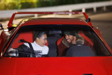 Už sa neskr&yacute;vaj&uacute;? Kim Kardashian a Lewis Hamilton potvrdili &scaron;pekul&aacute;cie videom.