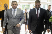 Na sn&iacute;mke zľava premi&eacute;r SR Robert Fico (Smer-SD) a minister zdravotn&iacute;cva SR Kamil &Scaron;a&scaron;ko (Hlas-SD).