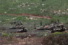 Izraelsk&iacute; vojaci stoja na tankoch neďaleko hran&iacute;c s Libanonom v severnom Izraeli. FOTO: Reuters