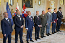 Pr&iacute;chody na okr&uacute;hly st&ocirc;l v Prezidentskom pal&aacute;ci. FOTO: HN/Akos Cs&eacute;pl&ouml;