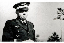 Franc&uacute;zsky spisovateľ a vojnov&yacute; pilot Antoine de Saint Exup&eacute;ry na sn&iacute;mke z roku 1940 (to mal 40 rokov) a zost&aacute;vali mu e&scaron;te &scaron;tyri roky života &ndash; zostrelen&yacute; bol 31. j&uacute;la 1944 nad morom bl&iacute;zko juhofranc&uacute;zskeho Marseille.