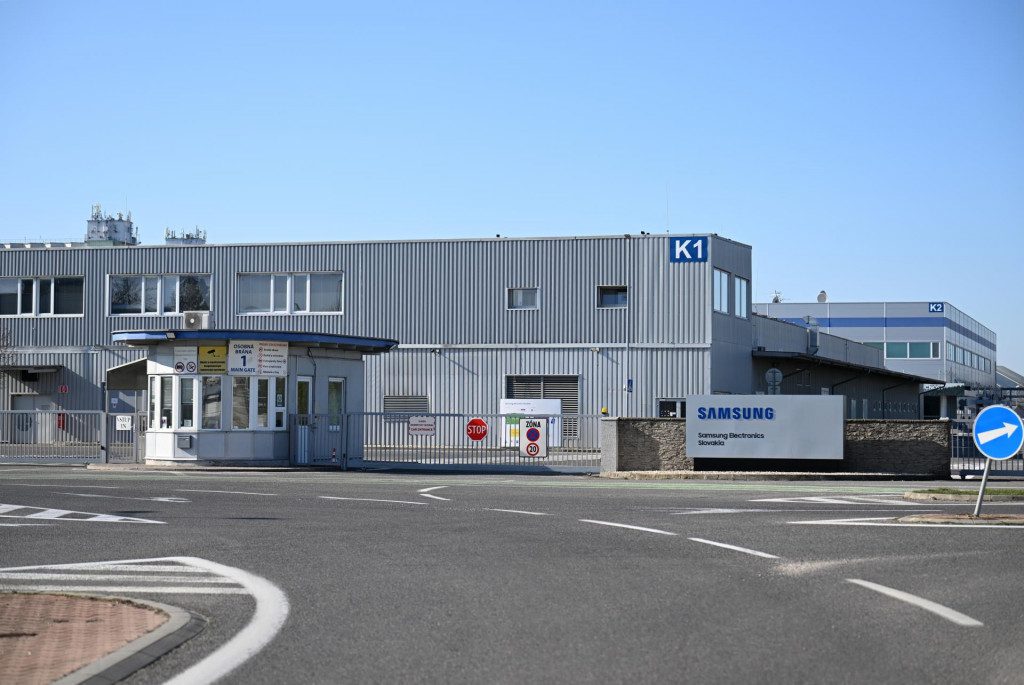 Na sn&iacute;mke budova Samsung Electronics Slovakia v Galante v sobotu 14. marca 2026. FOTO: TASR/Luk&aacute;&scaron; Grinaj