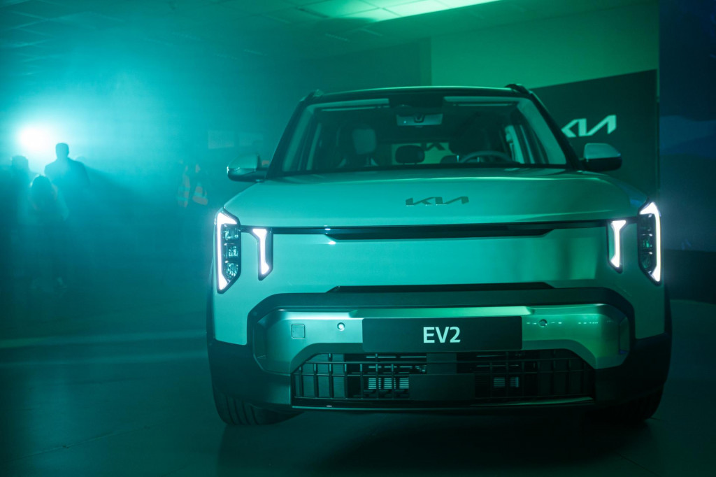 Na sn&iacute;mke predstavenie elektromobilu Kia EV2 počas sl&aacute;vnostn&eacute;ho spustenia s&eacute;riovej v&yacute;roby elektromobilu Kia EV2 v z&aacute;vode Kia Slovakia v obci Teplička nad V&aacute;hom v okrese Žilina. FOTO: TASR/Daniel Stehl&iacute;k