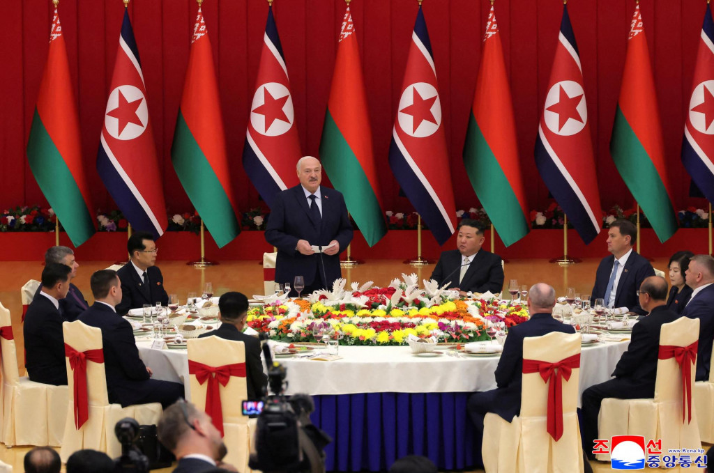 Bielorusk&yacute; prezident Alexandr Luka&scaron;enko a severok&oacute;rejsk&yacute; l&iacute;der Kim Čong-un. FOTO: REUTERS