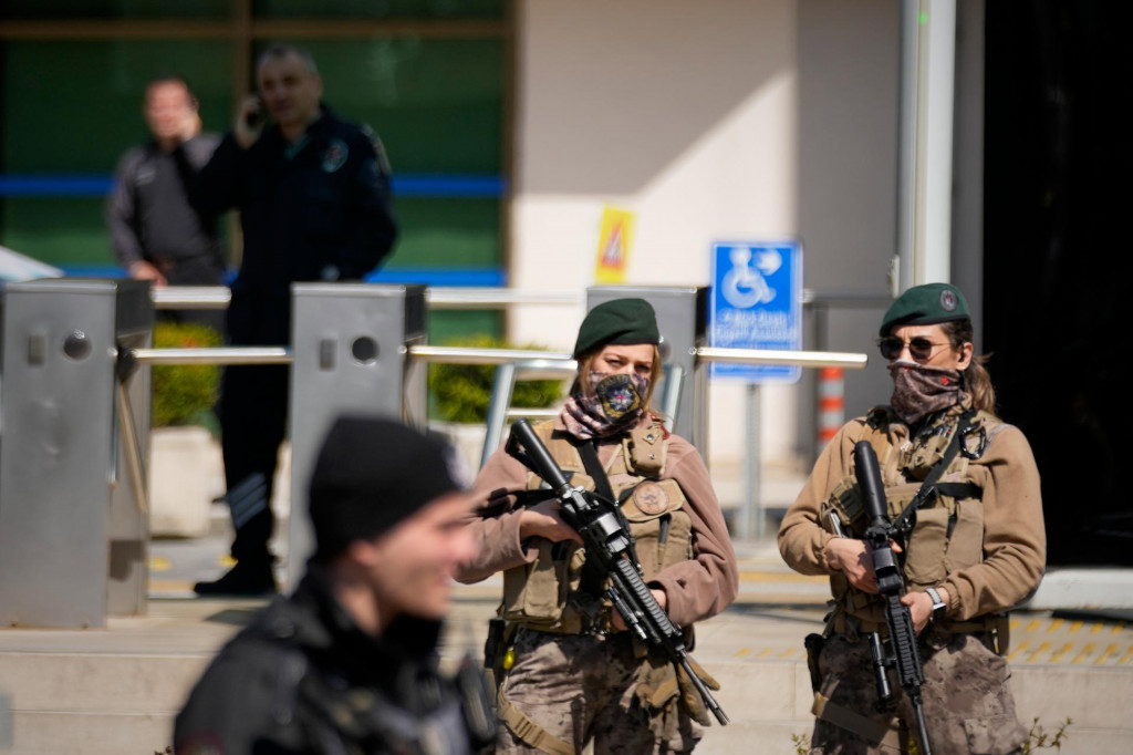Tureck&iacute; policajti a vojaci na mieste streľby pred s&iacute;dlom izraelsk&eacute;ho konzul&aacute;tu v Istanbule v utorok 7. apr&iacute;la 2026. FOTO TASR/AP