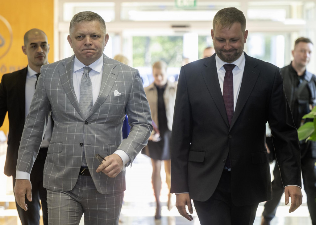 Na sn&iacute;mke zľava premi&eacute;r SR Robert Fico (Smer-SD) a minister zdravotn&iacute;cva SR Kamil &Scaron;a&scaron;ko (Hlas-SD).