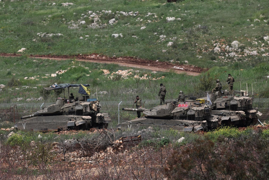 Izraelsk&iacute; vojaci stoja na tankoch neďaleko hran&iacute;c s Libanonom v severnom Izraeli. FOTO: Reuters