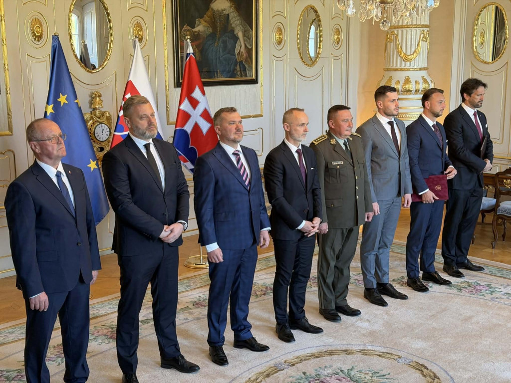 Pr&iacute;chody na okr&uacute;hly st&ocirc;l v Prezidentskom pal&aacute;ci. FOTO: HN/Akos Cs&eacute;pl&ouml;