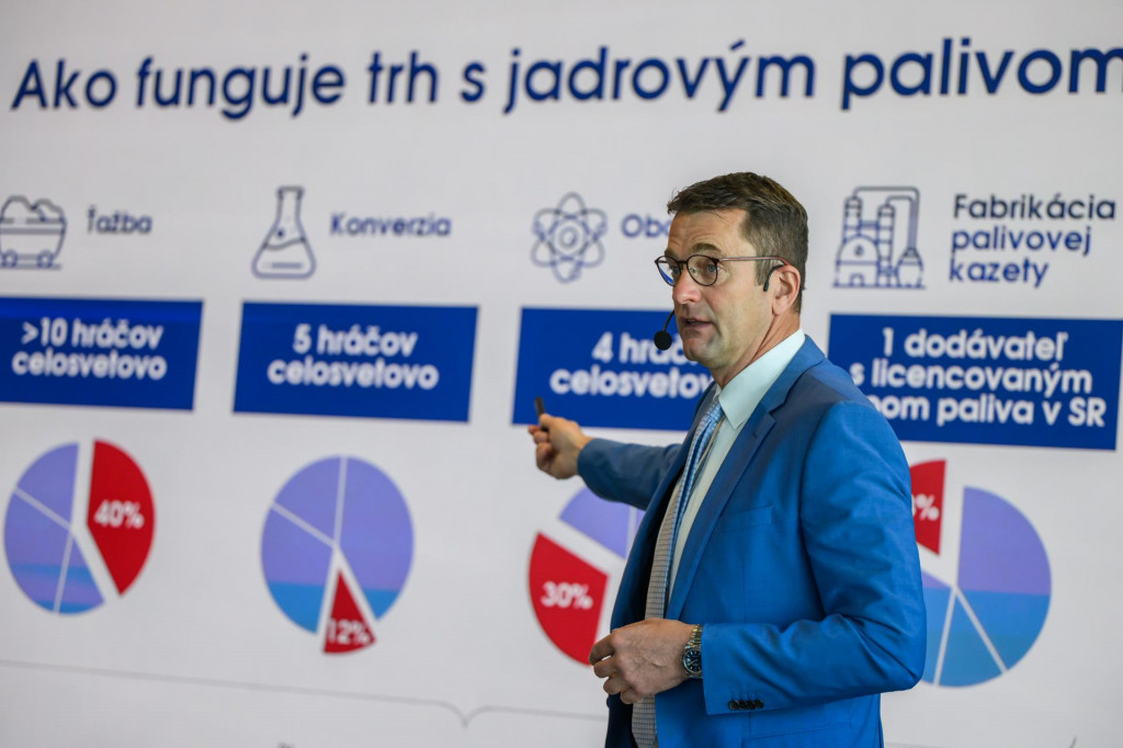 Na sn&iacute;mke gener&aacute;lny riaditeľ Slovensk&yacute;ch elektr&aacute;rn&iacute; Branislav Str&yacute;ček počas tlačovej konferencie Slovensk&yacute;ch elektr&aacute;rn&iacute; na t&eacute;mu: Čo znamen&aacute; 100-percentn&eacute; eur&oacute;pske jadrov&eacute; palivo pre Slovensko? FOTO: TASR/ J. Nov&aacute;k