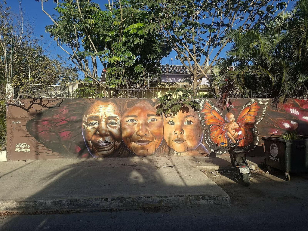 &Uacute;žasn&eacute; muraly n&aacute;s sprev&aacute;dzali po celej ceste Yucat&aacute;nom. FOTO: arch&iacute;v Kl&aacute;ry Lyons