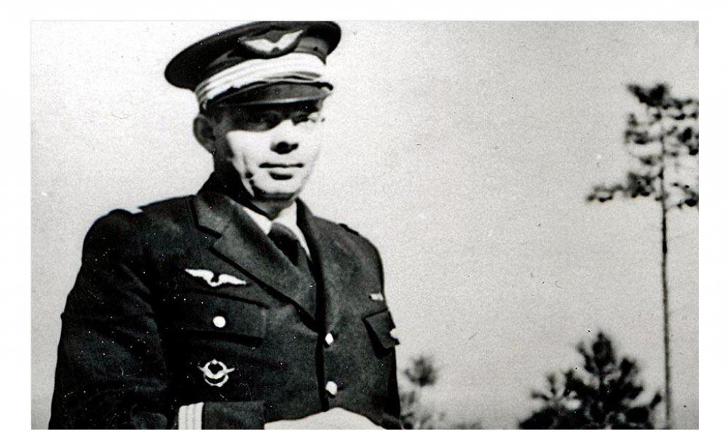 Franc&uacute;zsky spisovateľ a vojnov&yacute; pilot Antoine de Saint Exup&eacute;ry na sn&iacute;mke z roku 1940 (to mal 40 rokov) a zost&aacute;vali mu e&scaron;te &scaron;tyri roky života &ndash; zostrelen&yacute; bol 31. j&uacute;la 1944 nad morom bl&iacute;zko juhofranc&uacute;zskeho Marseille.
