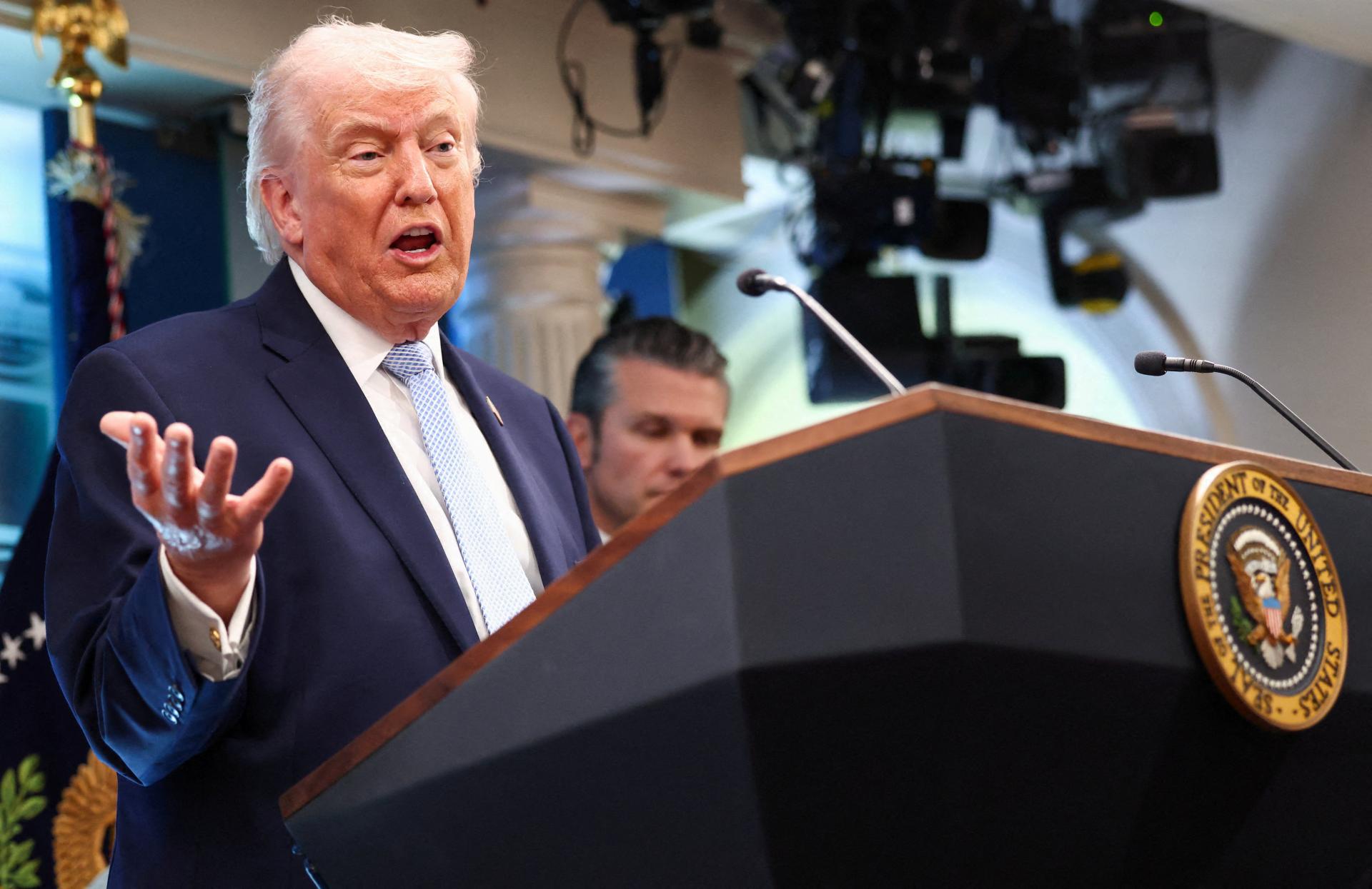 Irán by nemal účtovať poplatky za preplávanie Hormuzským prielivom, vyhlásil Trump