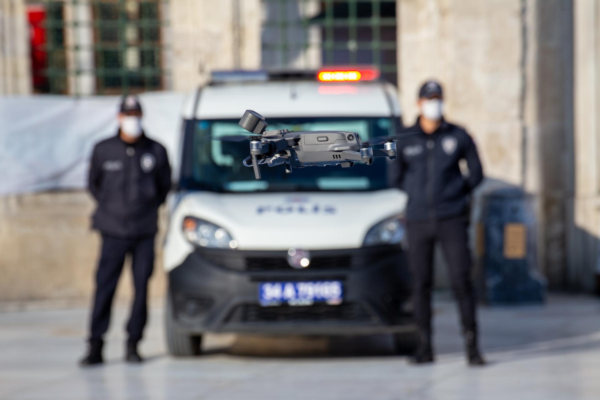 Policajné drony nad cestami: Neviditeľné kontroly odhalia mobil, pásy aj riskantnú jazdu