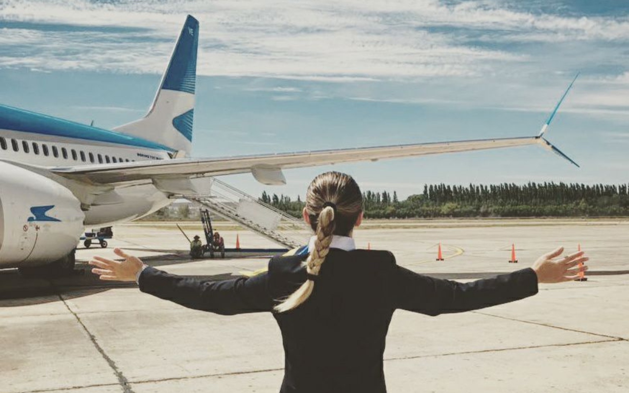 V obývačke má kabínu lietadla. Netradičný nápad priniesol bývalej letuške miliónové publikum