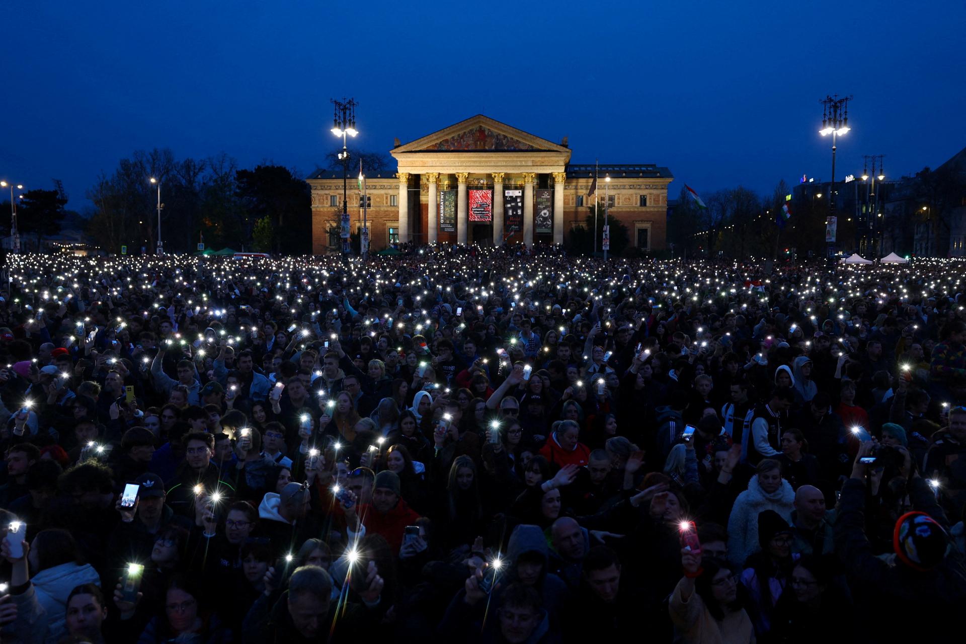 Tis&iacute;ce ľud&iacute; pri&scaron;lo v Budape&scaron;ti na predvolebn&yacute; protestn&yacute; koncert