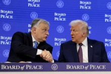 Americk&yacute; prezident Donald Trump si pod&aacute;va ruku s maďarsk&yacute;m premi&eacute;rom Viktorom Orb&aacute;nom (22. janu&aacute;ra 2026). FOTO: Reuters