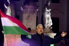 Podľa prieskumov verejnej mienky Fidesz zaost&aacute;va za opozičnou stredopravicovou stranou Tisza. FOTO: Reuters