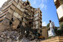 Po&scaron;koden&aacute; budova v Bejr&uacute;te v Libanone na mieste izraelsk&eacute;ho &uacute;toku (9. apr&iacute;la 2026). FOTO: Reuters