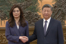 L&iacute;derka najv&auml;č&scaron;ej taiwanskej opozičnej strany Čeng Li-wen si pod&aacute;va ruku s č&iacute;nskym prezidentom Si Ťin-pchingom. FOTO: Reuters/CTI