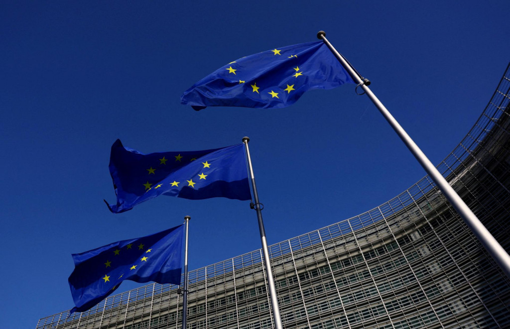 Eur&oacute;pska komisia pre Česko pridelila maxim&aacute;lnu sumu &uacute;veru vo v&yacute;&scaron;ke 2,06 miliardy eur, ktor&aacute; zahŕňa počiatočn&uacute; platbu predfinancovania vo v&yacute;&scaron;ke 309 mili&oacute;nov eur, zatiaľ čo Franc&uacute;zsko m&aacute; dostať maxim&aacute;lnu sumu &uacute;veru približne 15,09 miliardy eur. FOTO: REUTERS