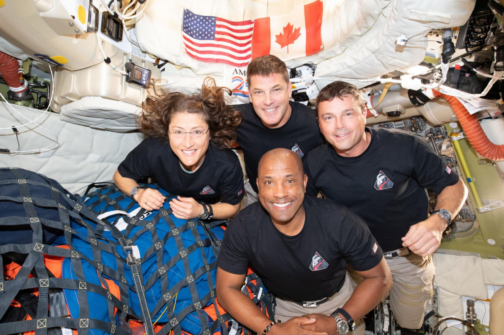 Pos&aacute;dka misie Artemis 2 - hore zľava letov&aacute; &scaron;pecialistka Christina Kochov&aacute;, letov&yacute; &scaron;pecialista Jeremy Hansen, veliteľ misie Reid Wiseman a pilot Victor Glover p&oacute;zuje pre fotografiu v kozmickej lodi Orion. FOTO: TASR/AP