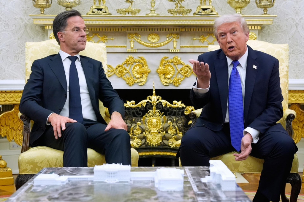 Gener&aacute;lny tajomn&iacute;k NATO Mark Rutte (vľavo) a prezident USA Donald Trump. FOTO: TASR/AP