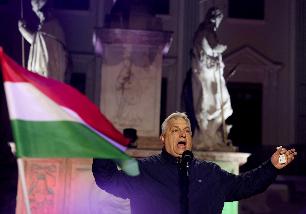 Podľa prieskumov verejnej mienky Fidesz zaost&aacute;va za opozičnou stredopravicovou stranou Tisza. FOTO: Reuters