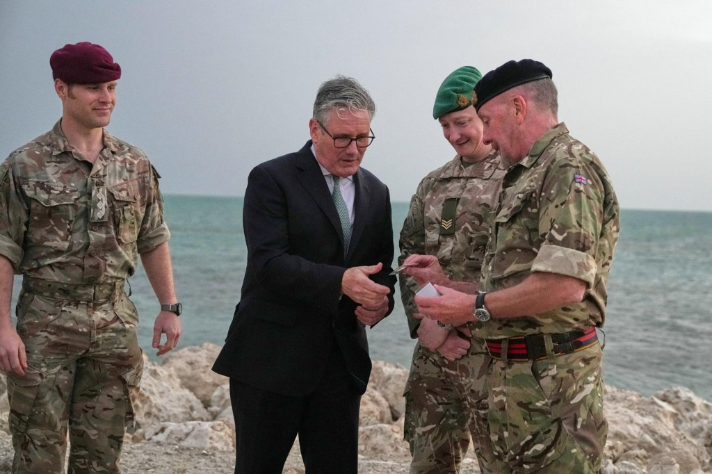 Britsk&yacute; premi&eacute;r Keir Starmer s britsk&yacute;mi vojakmi. FOTO: Reuters