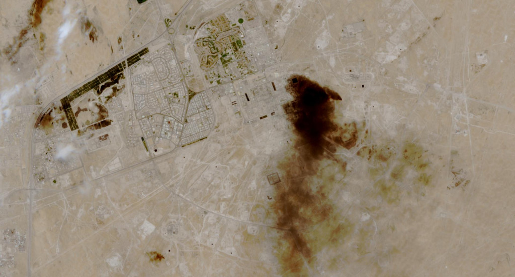 Satelitn&yacute; pohľad na dym valiaci sa z ropn&eacute;ho zariadenia spoločnosti Saudi Aramco po nahl&aacute;senom &uacute;toku 8. apr&iacute;la 2026. FOTO: REUTERS