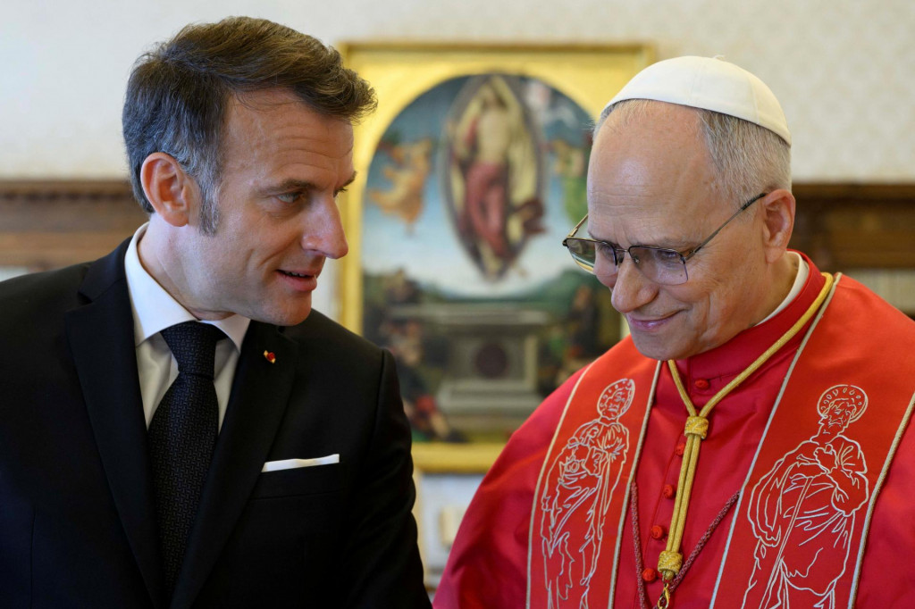 Macron, ktor&eacute;ho sprev&aacute;dzala manželka Brigitte, odovzdal p&aacute;pežovi niekoľko darov. FOTO: Reuters