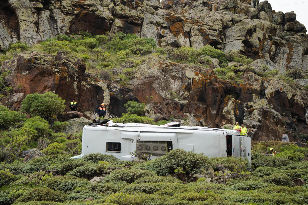 Z&aacute;chran&aacute;ri zasahuj&uacute; na mieste v&aacute;žnej nehody autobusu na &scaron;panielskom kan&aacute;rskom ostrove La Gomera. FOTO: TASR/AP/Europa Press