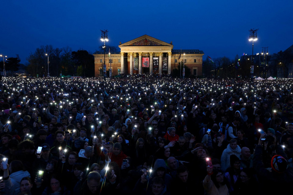 Protestn&yacute; koncert na N&aacute;mest&iacute; hrdinov v Budape&scaron;ti. FOTO: Reuters