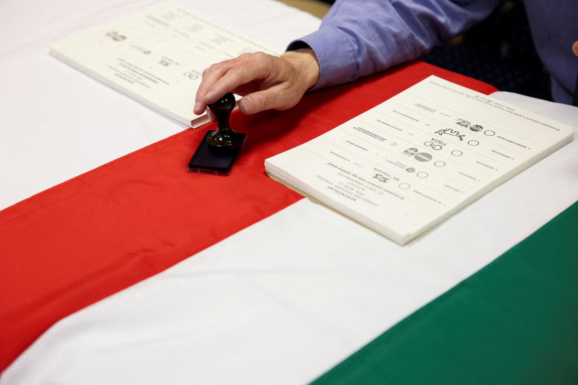 Skonč&iacute; po 16 rokoch pri moci Viktor Orb&aacute;n? Voľby v Maďarsku sledujeme online