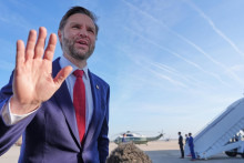 KK2 Andrewsova spojen&aacute; z&aacute;kladňa - Americk&yacute; viceprezident J. D. Vance hovor&iacute; s novin&aacute;rmi pred odletom z Andrewsovej spojenej z&aacute;kladni do pakistansk&eacute;ho Islamabadu na rokovania s Ir&aacute;nom 10. apr&iacute;la 2026. FOTO TASR/AP
Vice President JD Vance speaks to the press before boarding Air Force Two, Friday, April 10, 2026, at Joint Base Andrews, Md., for expected departure to Pakistan, for talks on Iran. (AP Photo/Jacquelyn Martin, pool) FOTO: Jacquelyn Martin